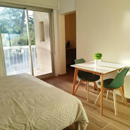 Les Pins Parking Prive Exterieur * Nimes
